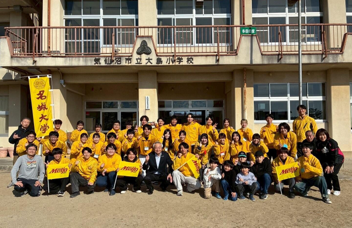 大島小学校で気仙沼市の菅原市長（前列中央）と学生ら