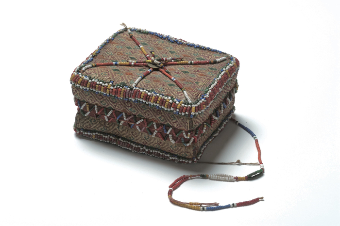 Photo.18 キンマ容器 ティモール島  108&times;136mm ロンタールヤシの葉・紡績糸・ビーズ・コイン／編み　1970年頃