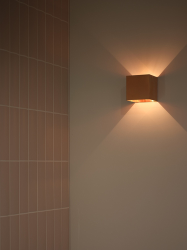 ピンクゴールドの照明が印象的