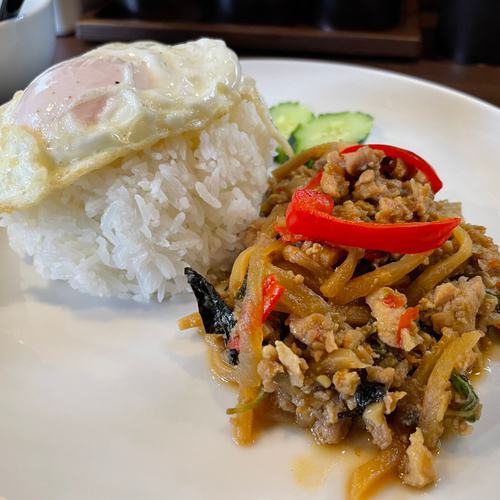 ガパオハーブのきいた本格ガパオ　