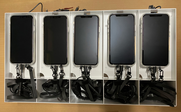 図：スマホを5台単位で充電・保管可能なESSオリジナル「スマホ充電用スタンド」