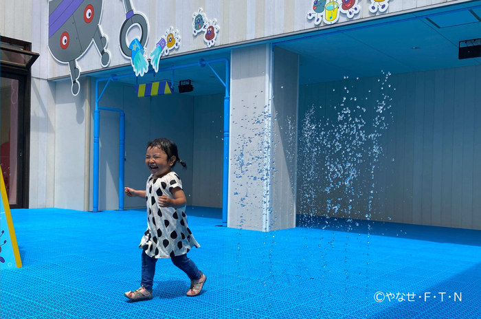 ばいきんまんの水あそびひろば_床から水が次々と飛び出す噴水