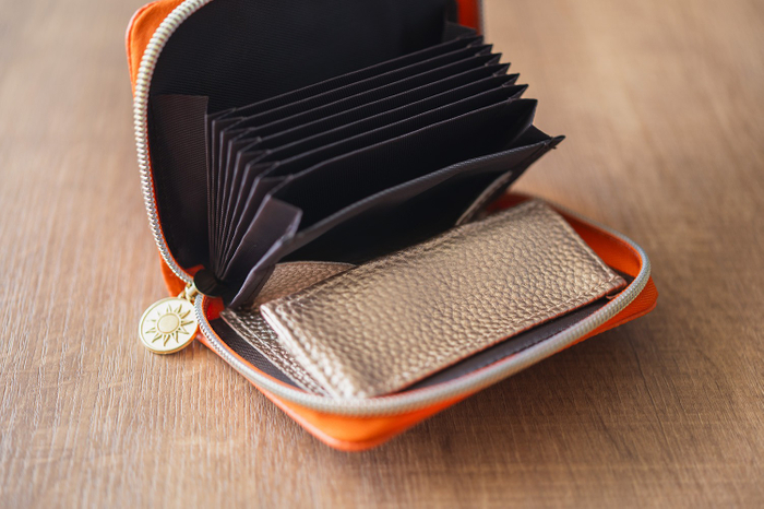 オレンジ＆ゴールドでラッキーカラーの組み合わせに