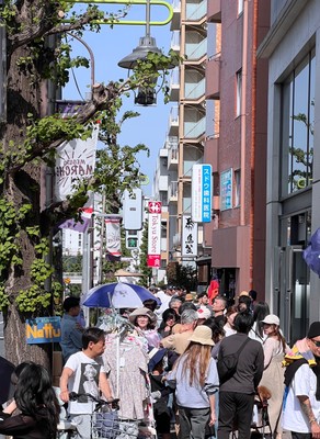 沢山の人が集まる目黒通り
