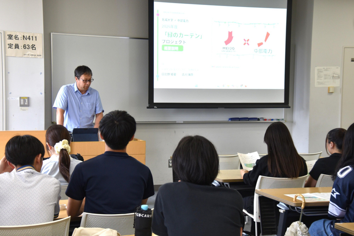 「緑のカーテンキャンペーン」を説明する坂井さん