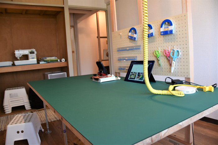 新設した「家事室」。押し入れを活用してミシンも設置