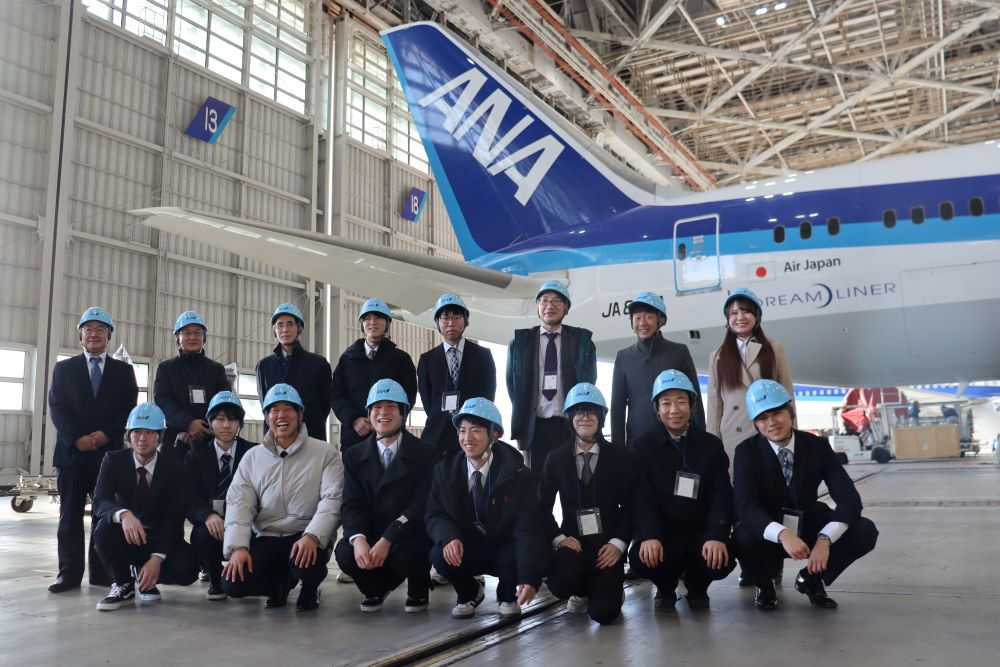 格納庫の機体前で記念写真