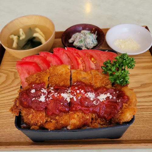 「やまゆりポーク」トマかつ重定食～味噌汁・小鉢付き～