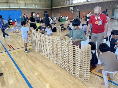 夢中で積み上げる子供たち