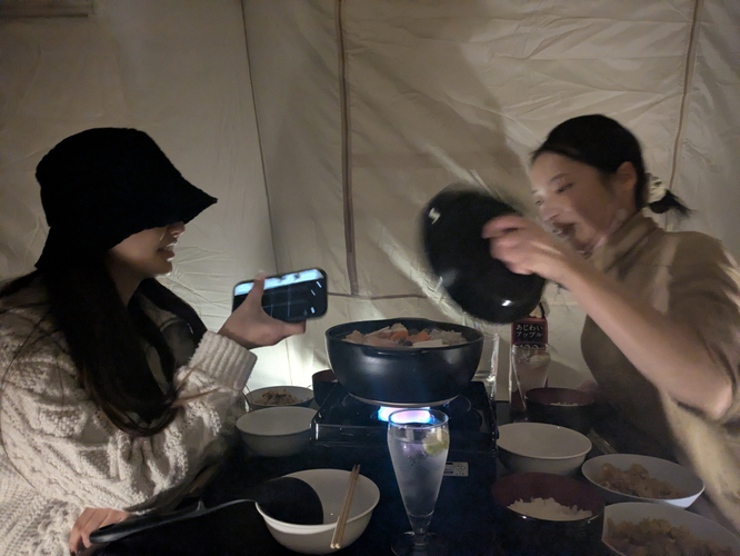 こたつで鍋を囲んで