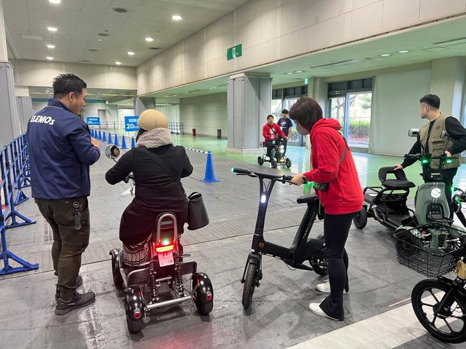 特定小型を試乗する様子