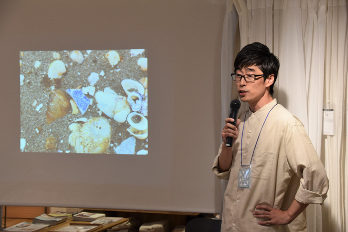 海や川で採取した陶片を紹介する村橋さん
