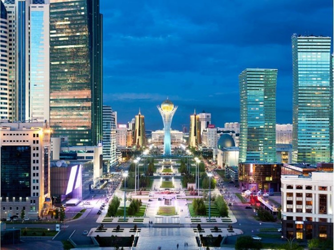 新首都ヌル・スルタン（旧アスタナ）のシンボル・バイテレクと街並み