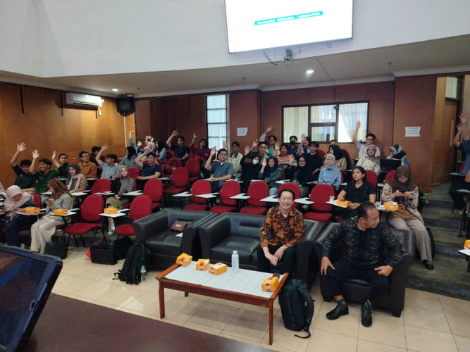 講義終了後に日本に行きたいと手を挙げる学生たち