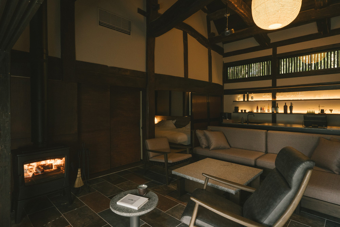 特別棟「瑞雨」キッチンや大型スクリーン＆プロジェクター、暖炉などを備えた高天井のリビング