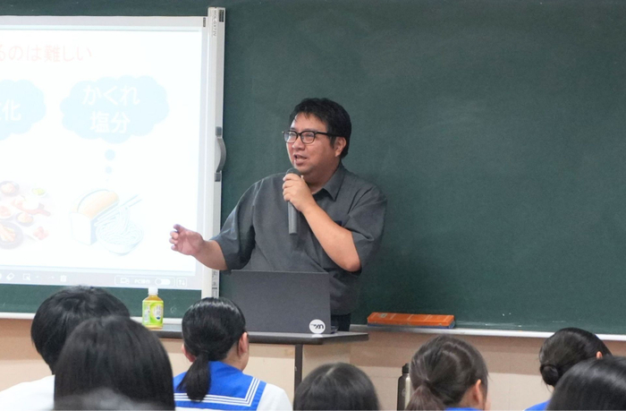 熊本県立宇土高等学校で講演するトイメディカル代表取締役社長・竹下英徳