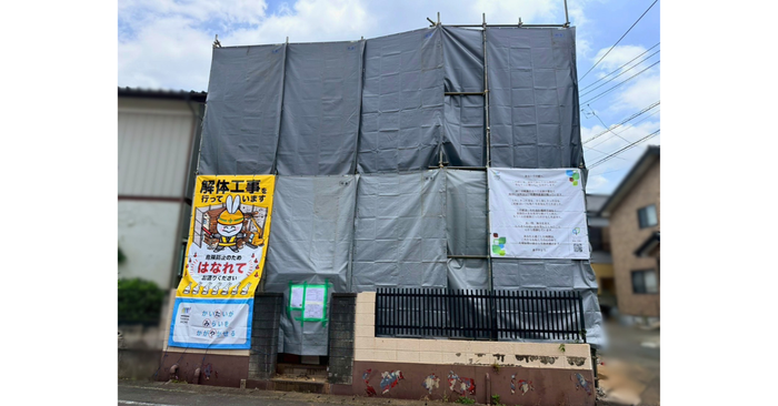 工事現場の防護幕に掲出された「家への手紙」