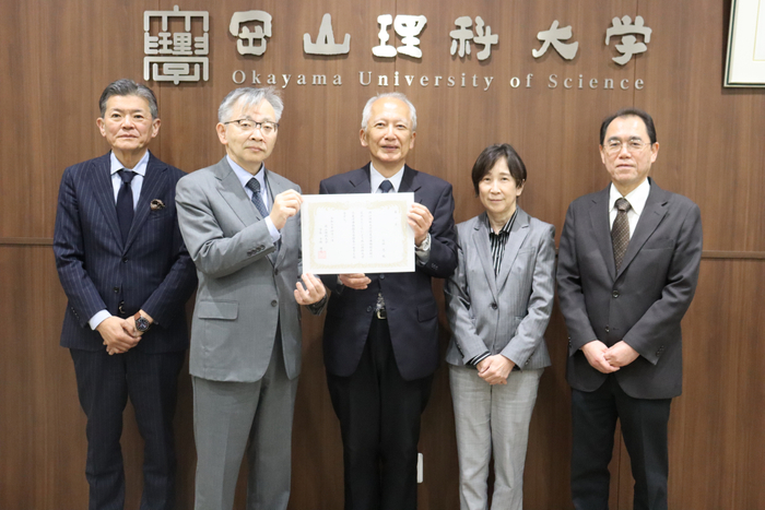 授与式後、記念写真に納まる（左から）山口隆久副学長、平野学長、石垣名誉館長、南善子副学長、松浦洋司副学長