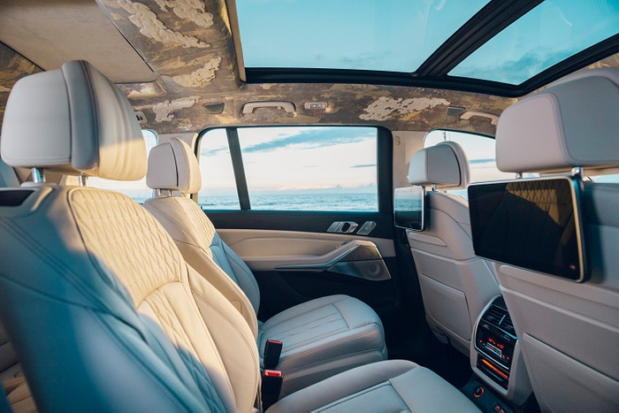 「五色金重ね」（ごしききんがさね）の手法を用いたトリム