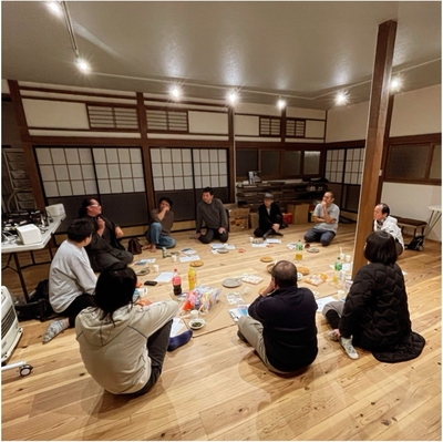 ▲ キリサワベースでのミラデ（おぐに未来デザイン研究所）会議。　　　　　　　　　　　　　　　　　　　　　　　　移住者と地元有志が円座を組み、夜遅くまで小国の未来を語り合う。