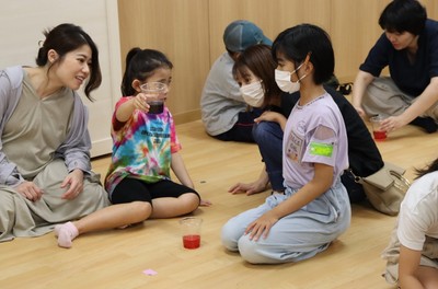 液体の変色実験に興味津々の子どもたち