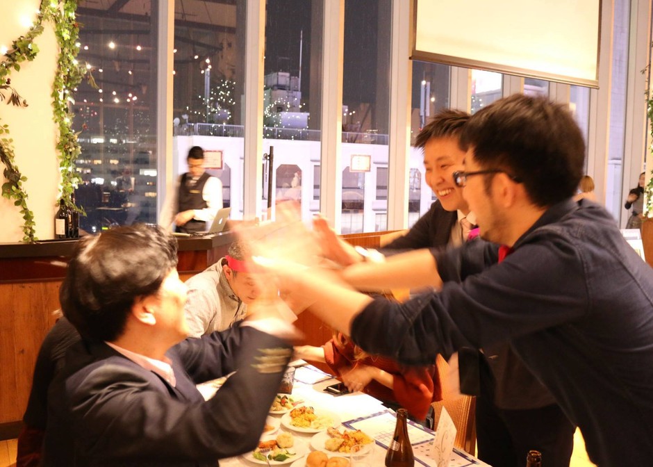謎解き忘年会・新年会に参加している社員のイメージ
