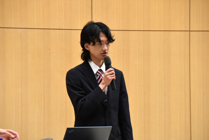 あいさつする神田部長