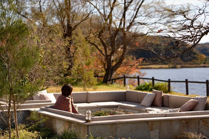 自然と一体となれる&ldquo;ゲストのもうひとつのリビング&rdquo;で日光浴［一例］