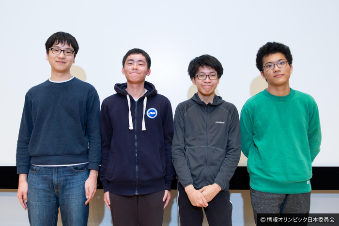IOI 2025日本代表選手　左から　太田さん、坂山さん、平澤さん、松葉さん