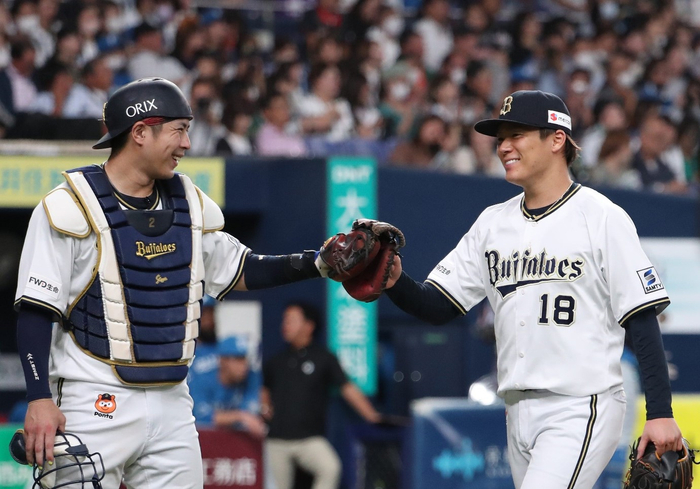 オリックス・若月健矢捕手（左）ー山本由伸投手（右）