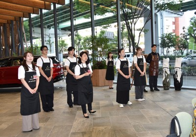 小田さんのプレゼンを見守るゼミ生やATグループの社員ら