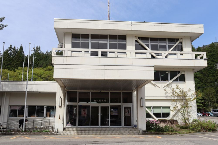 白川村役場の全景