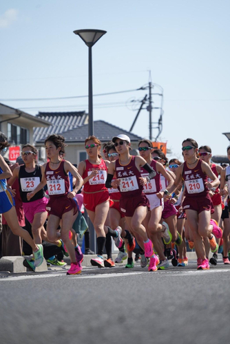 日本学生女子ハーフマラソンで力走する原田選手(ゼッケン212)