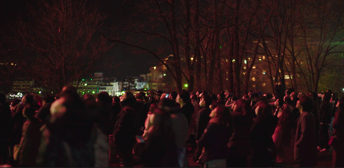 湖畔会場で冬花火を鑑賞