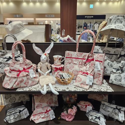 ギフトにおすすめの新作ポーチや着せ替えが楽しめるぬいぐるみも