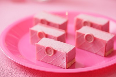 ▲相性抜群のベリー×紅茶ムースを使用したミニウォレットモチーフのベリーティームース~ウォレット~