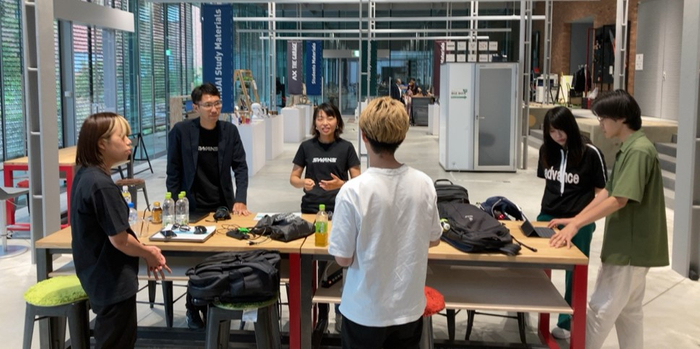 THE GARAGEでの近畿大学生と山本光学株式会社の打ち合わせの様子