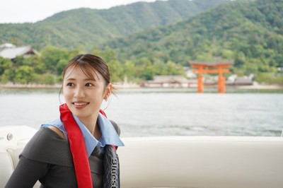 宮島をバックに瀬戸内海クルーズ