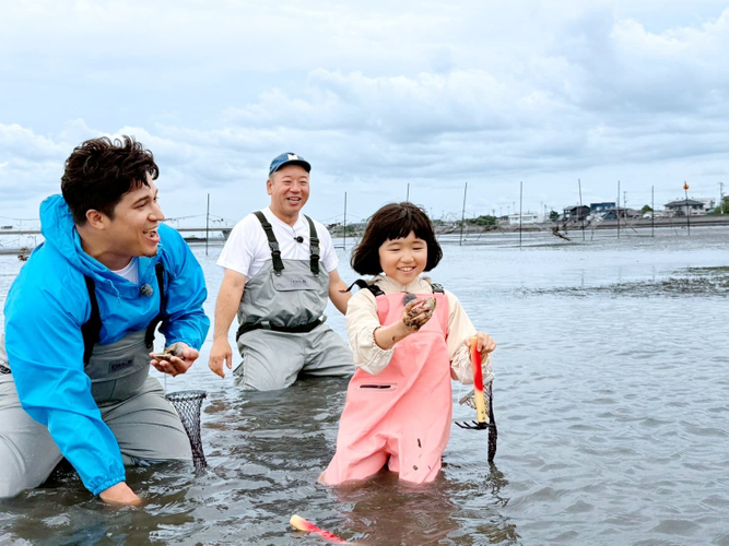 潮干狩りに挑戦する3人（左から木村昴、西村瑞樹、永尾柚乃）