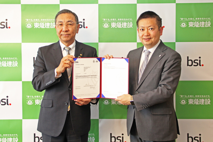 2023年4月27日に行われた認証授与式にて