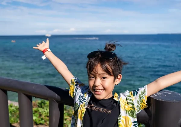 ビーチ前での記念写真の様子