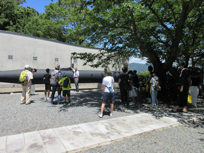 人間魚雷回天の模型を前に解説