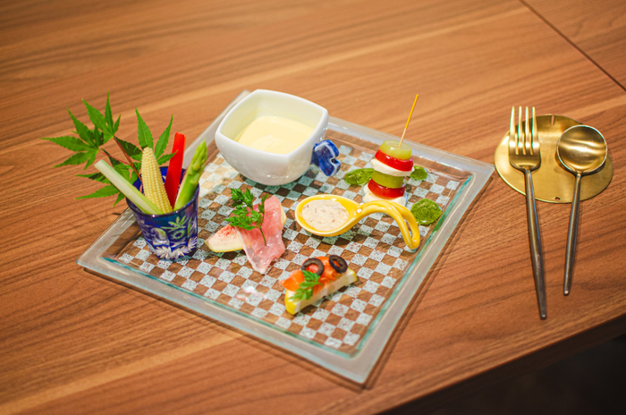 とうもろこしの冷製スープ、4種の前菜