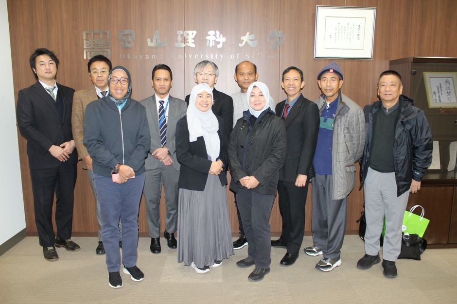 平野学長(後列左から4人目)を表敬訪問したインドネシア政府の訪日団