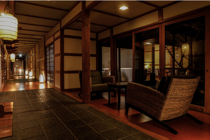 【館内】廊下の一角に設けた休憩処