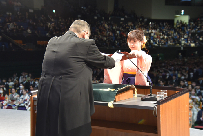 外国語学部代表の祐成志桜里さん