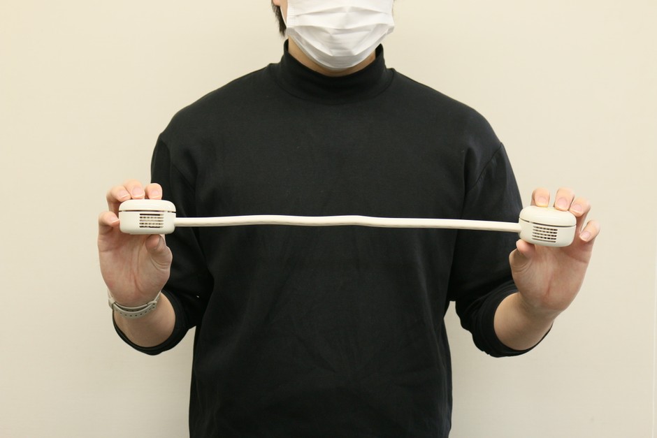 <自由自在に変形>どんな形状にもフィットするネックバンド