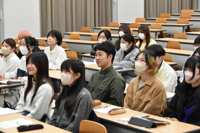 講義の合間には和む場面も