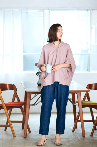  フレンチリネンドルマンスキッパーシャツ&yen;2,197（税込）華やかさのあるピンクにデニムで女性らしいカジュアルなスタイル
