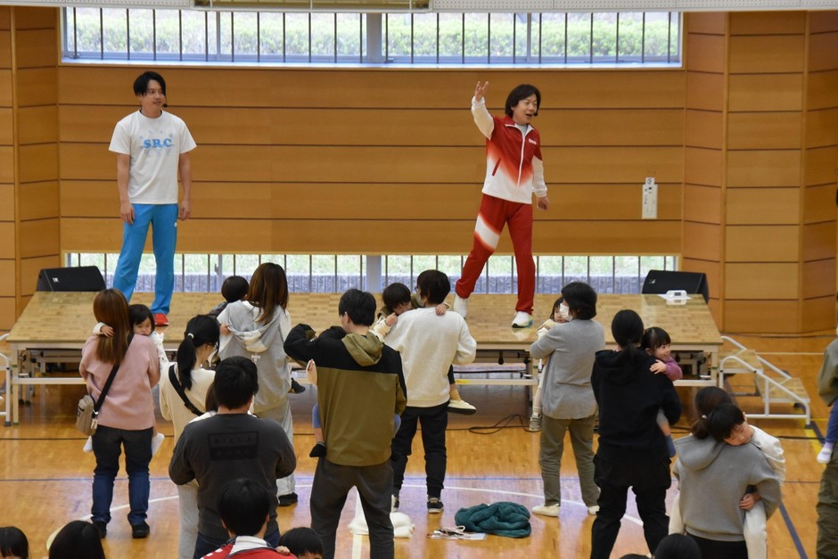 楽しく親子体操を指導する佐藤特任教授(右)